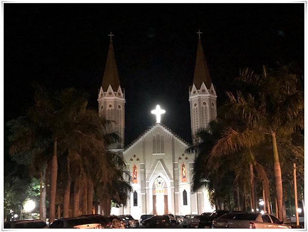 Projeto de iluminao das cruzes das torres da So Pedro de Tup  testado